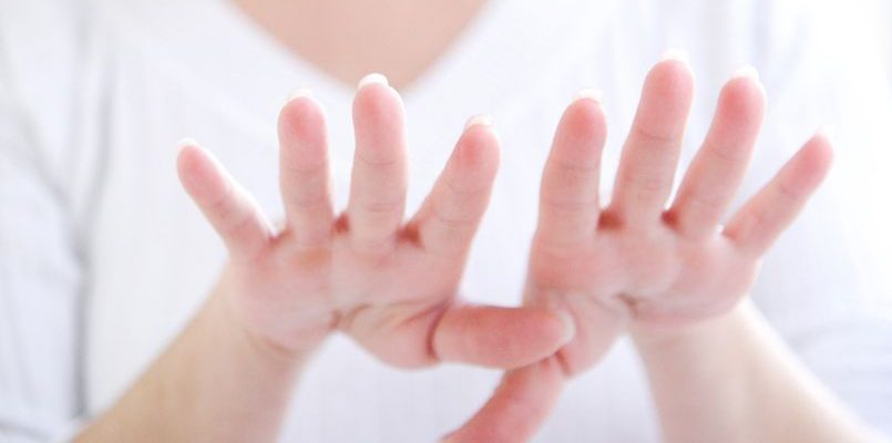 Tremblements de main, faut-il craindre la maladie de Parkinson ?